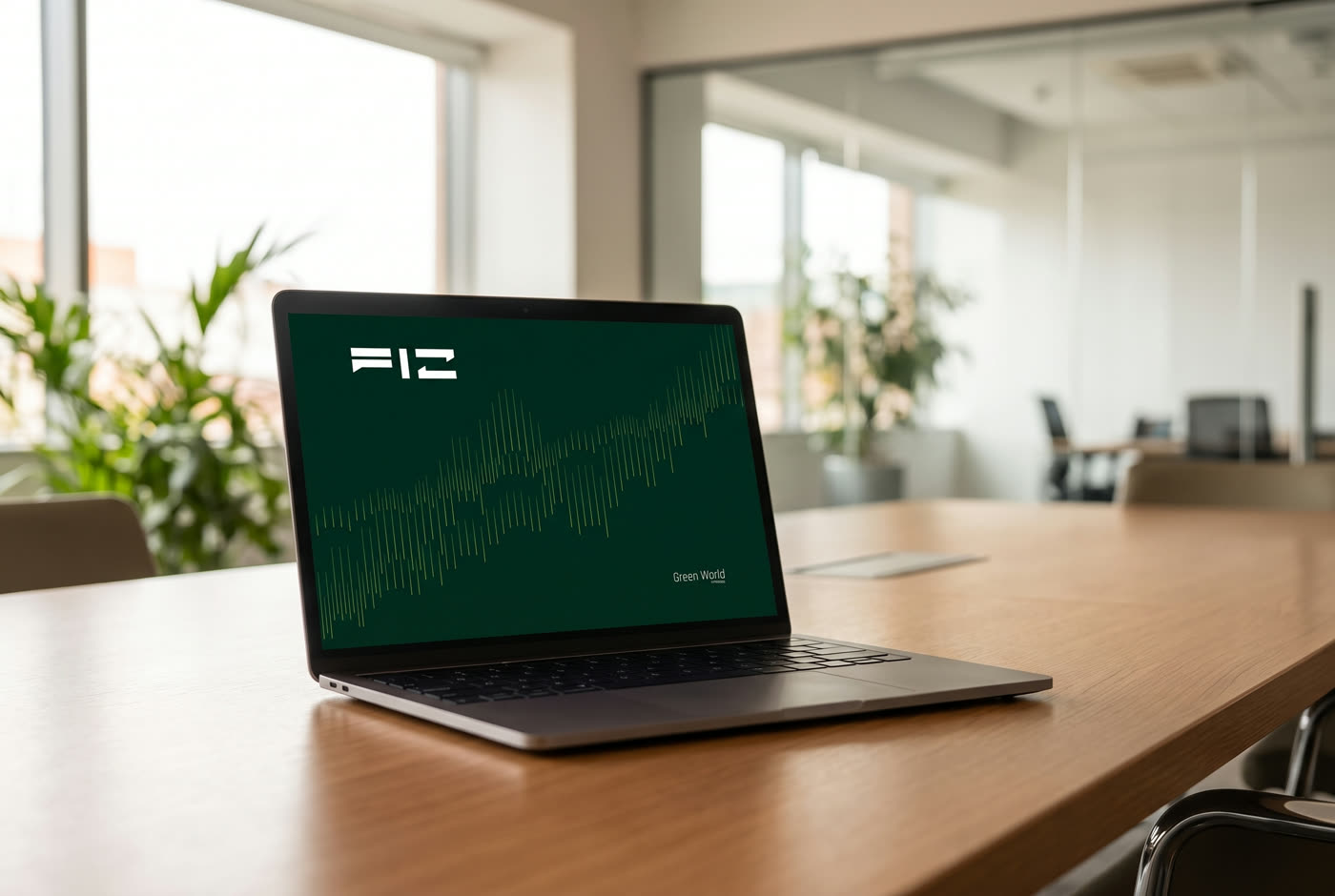 Green World FIZ - szablon prezentacji na laptopie w sali konferencyjnej